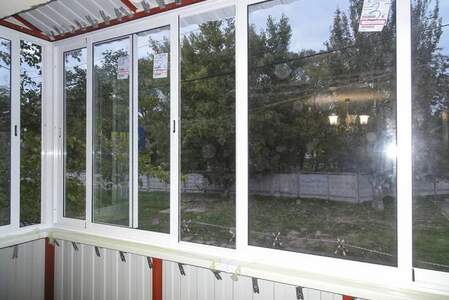 Раздвижное остекление балкона алюминиевыми окнами Provedal