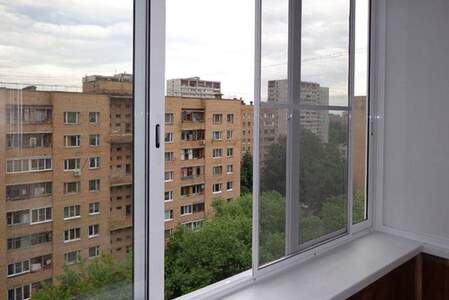 Холодное раздвижное остекление балкона алюминиевыми окнами Alutech